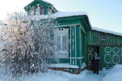 Последствия ледяного дождя. случившегося 26 декабрая 2010 года и повредившего линии электропередач в Московской области. Сергиево-Посадском районе. в деревне Дергаево. Акция КП - передача жителям деревни бутылки шампанского. коробки конфет. упаковки свечей и двух больших коробков спичек. 7 января 2011 года. фото Сергей Шахиджанян