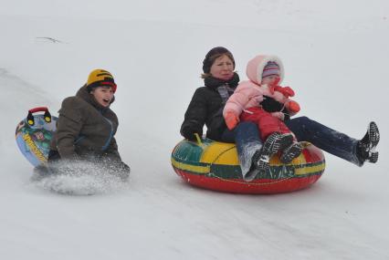 Дети катаются с горы зимой в парке.Дата съемки: 09.01.2011