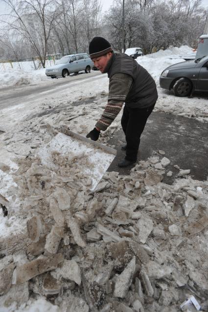 гастарбайтеры, уборка снега, снег, гололед  Дата съемки: 10.01.2011