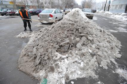 гастарбайтеры, уборка снега, снег, гололед  Дата съемки: 10.01.2011