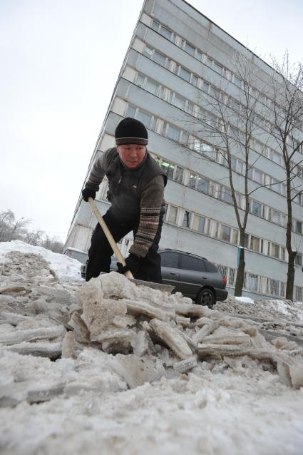 гастарбайтеры, уборка снега, снег, гололед  Дата съемки: 10.01.2011