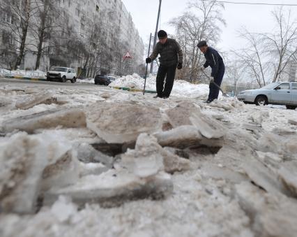 гастарбайтеры, уборка снега, снег, гололед  Дата съемки: 10.01.2011