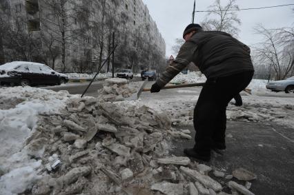 гастарбайтеры, уборка снега, снег, гололед  Дата съемки: 10.01.2011