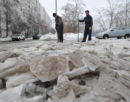 гастарбайтеры, уборка снега, снег, гололед  Дата съемки: 10.01.2011