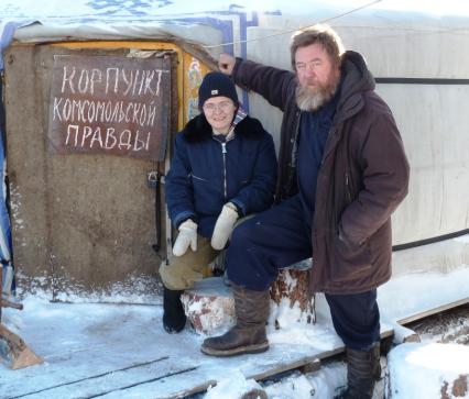 Журналист газеты КОМСОМОЛЬСКАЯ ПРАВДА Николай Варсегов находясь в Бурятии передавал свои материалы в газету из вот такого КОРПУНКТА. На снимке: с Еленой Тельных. 12 ноября 2010 года.