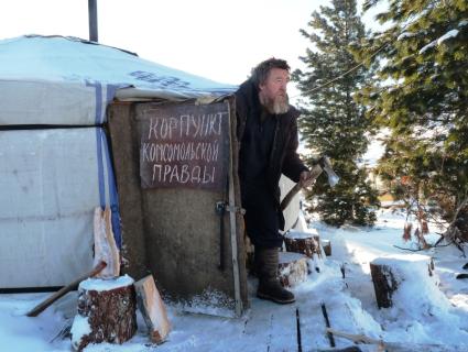 Журналист газеты КОМСОМОЛЬСКАЯ ПРАВДА Николай Варсегов находясь в Бурятии передавал свои материалы в газету из вот такого КОРПУНКТА. 12 ноября 2010 года.