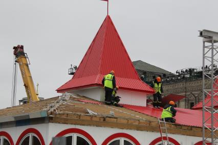 Дата съемки : 19.11.2010.
Рабочие на красной площади устанавливают строение раздевалок , ледовой арены , проката и кафе ГУМ - катка
На фото : рабочие строют здание проката