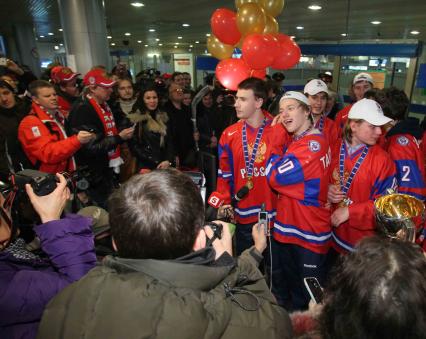 Россия. Москва. 8 января. Прилет молодежной сборной России по хоккею в Москву.