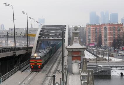 Московская окружная железная дорога (МОЖД), Москва, январь 2011 года. Поезд. Пути. Локомотив. Товарный. Автомобили. Третье транспортное кольцо. СИТИ.