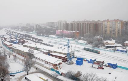 Московская окружная железная дорога (МОЖД), Москва, январь 2011 года. Поезд. Пути. Локомотив. Товарный. Жилые дома.