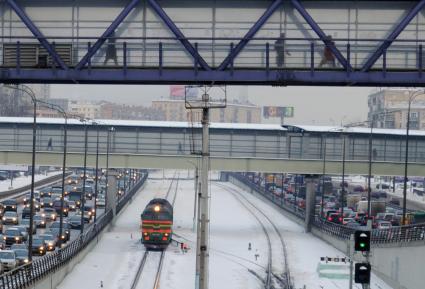 Московская окружная железная дорога (МОЖД), Москва, январь 2011 года. Поезд. Пути. Локомотив. Товарный. Автомобили. Третье транспортное кольцо. Пробка.