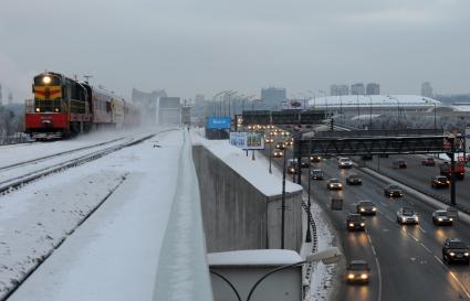 Московская окружная железная дорога (МОЖД), Москва, январь 2011 года. Поезд. Пути. Локомотив. Товарный. Автомобили. Третье транспортное кольцо. Лужники.