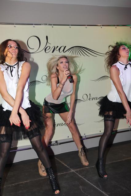 24 октября 2010 года. Ресторан BlancCafe. Презентация альбома Веры Брежневой Любовь спасет мир. На снимке: певица Вера Брежнева.
