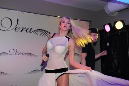 24 октября 2010 года. Ресторан BlancCafe. Презентация альбома Веры Брежневой Любовь спасет мир. На снимке: певица Вера Брежнева.