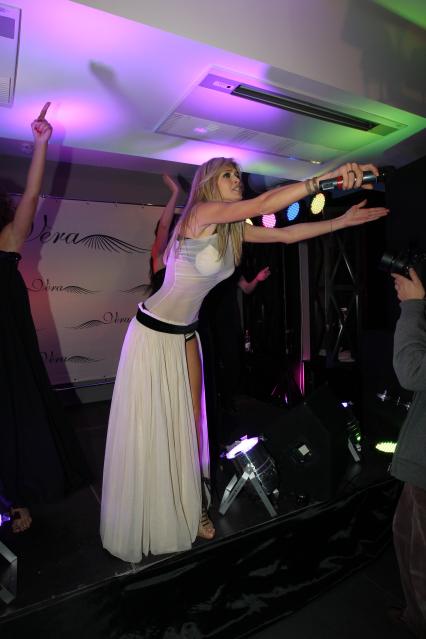 24 октября 2010 года. Ресторан BlancCafe. Презентация альбома Веры Брежневой Любовь спасет мир. На снимке: певица Вера Брежнева.
