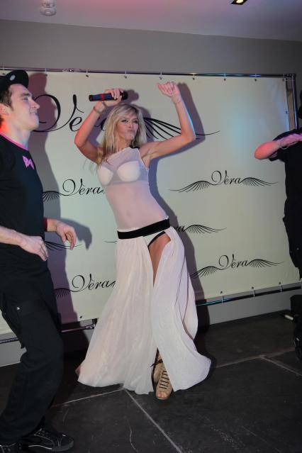 24 октября 2010 года. Ресторан BlancCafe. Презентация альбома Веры Брежневой Любовь спасет мир. На снимке: певица Вера Брежнева.