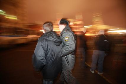 В Москве на Манежной площади прошел несанкционированный митинг националистически настроенной молодежи, приуроченный к событиям 11 декабря. На снимке: Сотрудник милиции проводит задержание радикально настроенного гражданина. 11 января 2011 года.