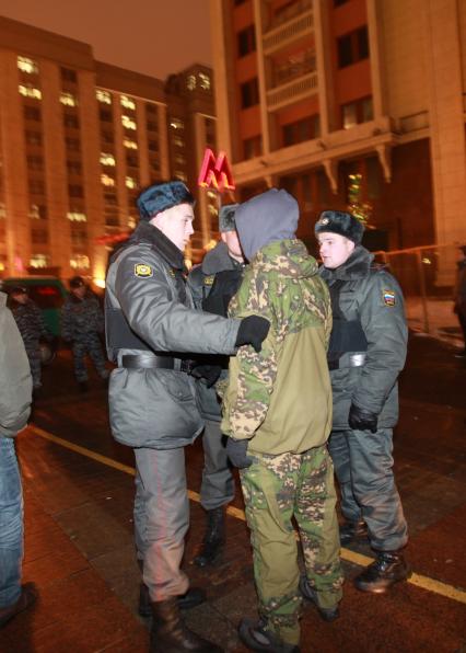 В Москве на Манежной площади прошел несанкционированный митинг националистически настроенной молодежи, приуроченный к событиям 11 декабря. На снимке: Сотрудники милиции проводит задержание радикально настроенного гражданина, провожает его до автозака. 11 января 2011 года.