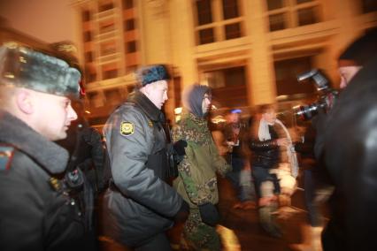 В Москве на Манежной площади прошел несанкционированный митинг националистически настроенной молодежи, приуроченный к событиям 11 декабря. На снимке: Сотрудники милиции проводит задержание радикально настроенного гражданина, провожает его до автозака. 11 января 2011 года.