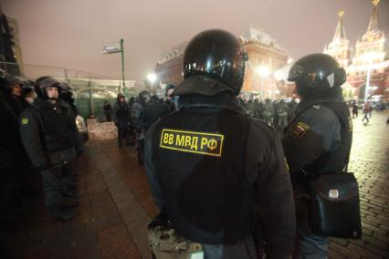 В Москве на Манежной площади прошел несанкционированный митинг националистически настроенной молодежи, приуроченный к событиям 11 декабря. На снимке: Сотрудники МВД охраняют покой граждан. 11 января 2011 года.