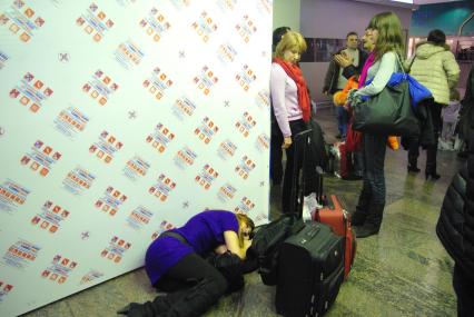 Предновогодний коллапс в аэропорту Шереметьево, 26 декабря 2010 года, Москва. Задержка рейса, ожидание рейса, багаж, чемодан, дорожная сумка, петешественник,девушка, аэропорт, аэрофлот, терминал, люди спят на полу.