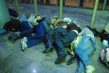 Предновогодний коллапс в аэропорту Шереметьево, 26 декабря 2010 года, Москва. Задержка рейса, ожидание рейса, багаж, чемодан, дорожная сумка, петешественник, аэропорт, аэрофлот, терминал, люди спят на полу.