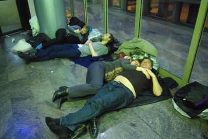 Предновогодний коллапс в аэропорту Шереметьево, 26 декабря 2010 года, Москва. Задержка рейса, ожидание рейса, багаж, чемодан, дорожная сумка, петешественник, аэропорт, аэрофлот, терминал, люди спят на полу.