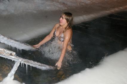 Девушка купается в проруби на Крещение, 19 января 2009 года, Саратов. Крещенские морозы, прорубь, купальник, грудь, девушка, снег, ледяная вода, обморожение, обряд, святая вода, купель.