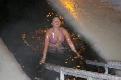 Девушка купается в проруби на Крещение, 19 января 2009 года, Саратов. Крещенские морозы, прорубь, купальник, грудь, девушка, снег, ледяная вода, обморожение, обряд, святая вода, купель.