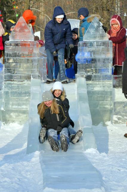 Подростки катаются с ледяной горки. 4 февраля 2006 года.