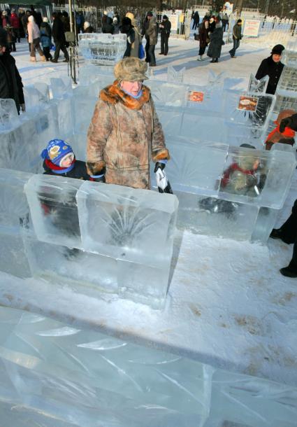 Ледяной дворец. Мама с ребенком гуляет по лабиринту. 4 февраля 2006 года.