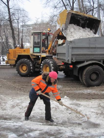 Дата съемки: 08 декабря  2010. Москва. Чистка, уборка снега, дворник, дворники Дата съемки: 08 декабря  2010. Москва. Чистка, уборка снега, дворник, дворники