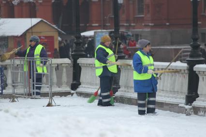 Дата съемки: 08 декабря  2010. Москва. Чистка, уборка снега, дворник, дворники Дата съемки: 08 декабря  2010. Москва. Чистка, уборка снега, дворник, дворники