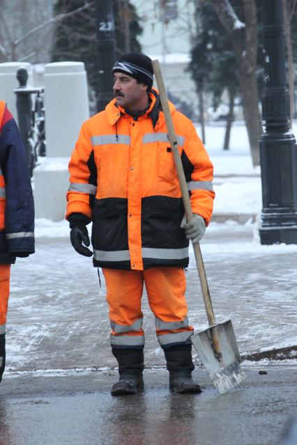 Дата съемки: 08 декабря  2010. Москва. Чистка, уборка снега, дворник, дворники