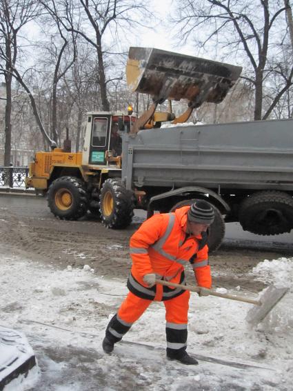 Дата съемки: 08 декабря  2010. Москва. Чистка, уборка снега, дворник, дворники Дата съемки: 08 декабря  2010. Москва. Чистка, уборка снега, дворник, дворники