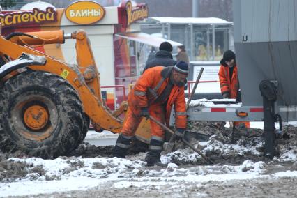 Дата съемки: 08 декабря  2010. Москва. Чистка, уборка снега, дворник, дворники Дата съемки: 08 декабря  2010. Москва. Чистка, уборка снега, дворник, дворники