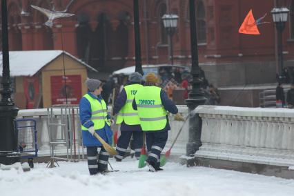 Дата съемки: 08 декабря  2010. Москва. Чистка, уборка снега, дворник, дворники Дата съемки: 08 декабря  2010. Москва. Чистка, уборка снега, дворник, дворники