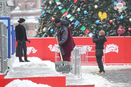 Дата съемки: 08 декабря  2010. Москва. Чистка, уборка снега, дворник, дворники Дата съемки: 08 декабря  2010. Москва. Чистка, уборка снега, дворник, дворники