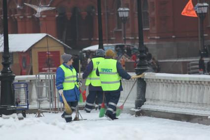 Дата съемки: 08 декабря  2010. Москва. Чистка, уборка снега, дворник, дворники Дата съемки: 08 декабря  2010. Москва. Чистка, уборка снега, дворник, дворники