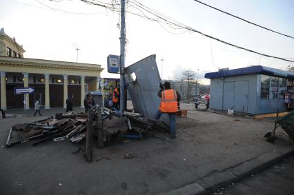 Снос торгового ларька возле станции метро Динамо
2 декабря  2010.