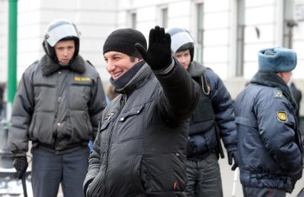 Россия. Москва. 15 декабря. Сотрудник милиции обыскивает молодого человека на площади Киевского вокзала.