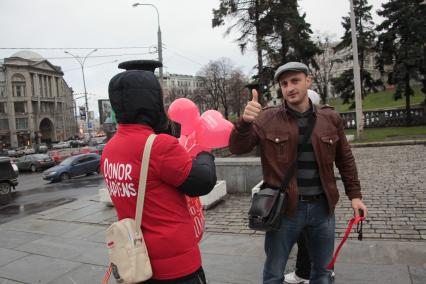 25 ноября 2010 года. Москва. Акция на Старой площади по раздаче красных ленточек в поддержку добровольного донорства.