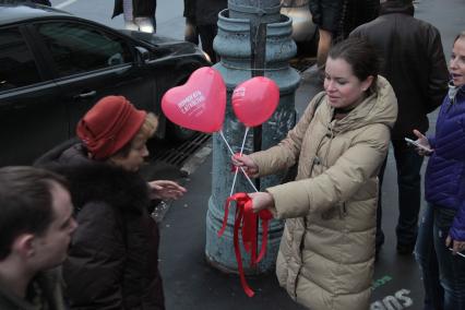 25 ноября 2010 года. Москва. Акция на Старой площади по раздаче красных ленточек в поддержку добровольного донорства.