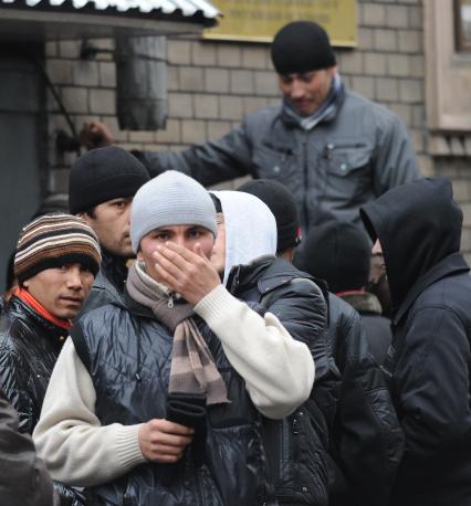 Очередь мигрантов,уезжающих из России(Москвы) возле посольства Таджикистана
25 ноября 2010 года