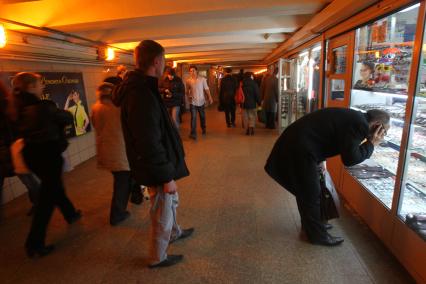 10 декабря 2010г. г Москва. подземный переход к станции метро Аэропорт. киоски. покупатель, торговля