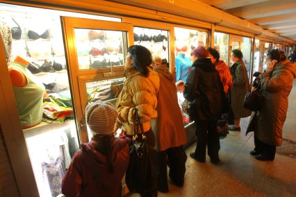 10 декабря 2010г. г Москва. подземный переход к станции метро Аэропорт. киоски. манекены одежда покупатель, торговля