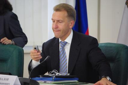 Первый вице-премьер РФ Игорь Шувалов с сотовым телефоном в руках, Саратов, 2 сентября 2010 года.
