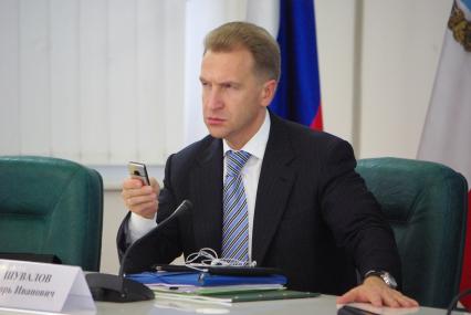 Первый вице-премьер РФ Игорь Шувалов с сотовым телефоном в руках, Саратов, 2 сентября 2010 года.