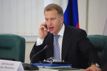 Первый вице-премьер РФ Игорь Шувалов разговаривает по сотовому телефону, Саратов, 2 сентября 2010 года.