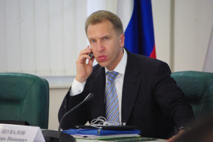 Первый вице-премьер РФ Игорь Шувалов разговаривает по сотовому телефону, Саратов, 2 сентября 2010 года.